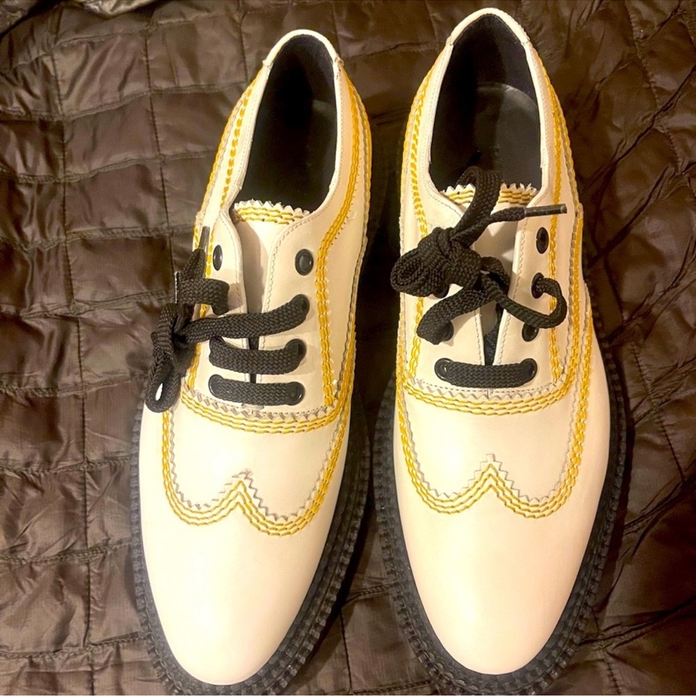 Burberry Stylish leather Cream and Black Women’s Shoes
NWOT - Picture 3 of 14